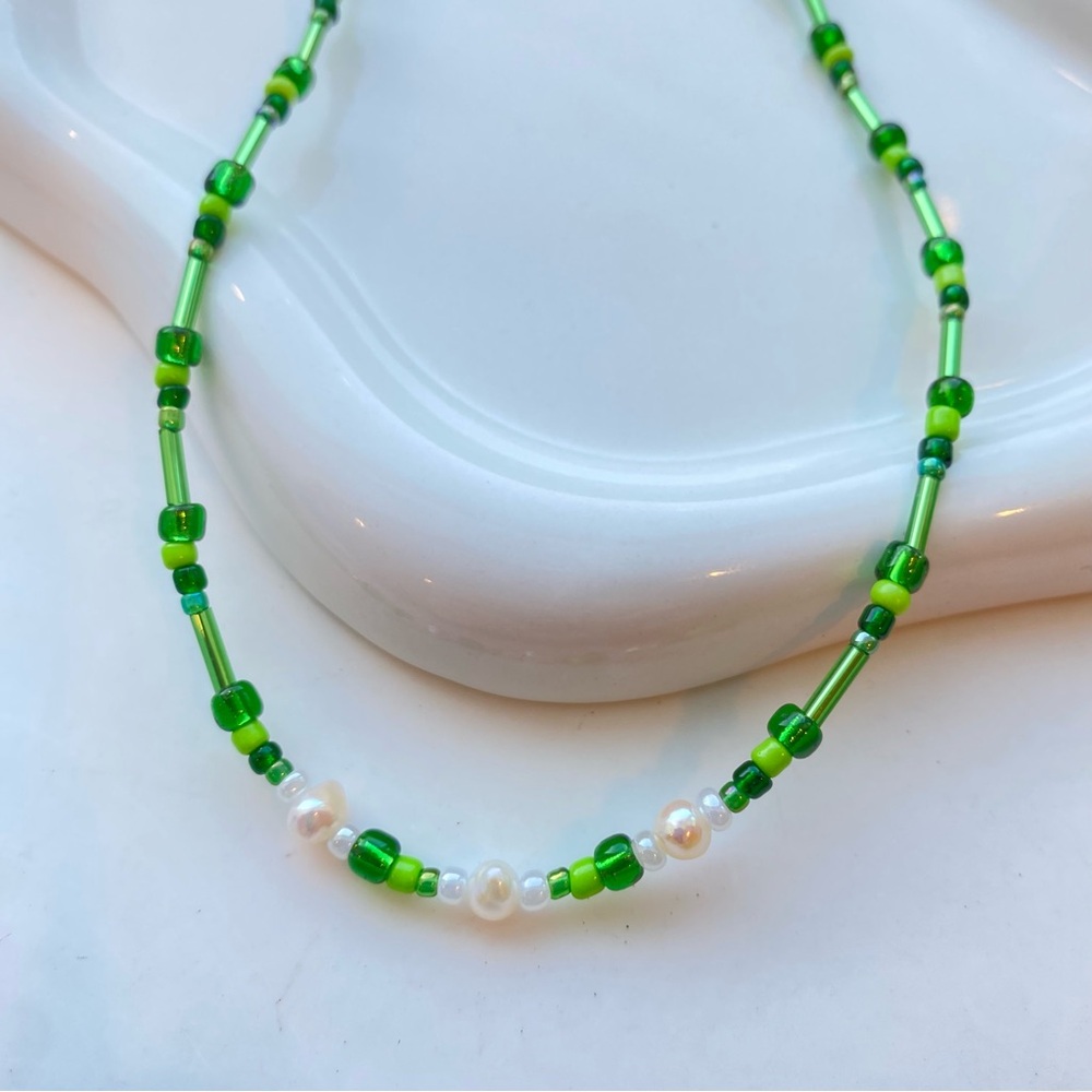 Handmade Elegant Green Beaded Necklace with Freshwater Pearls - Picture 2 of 3